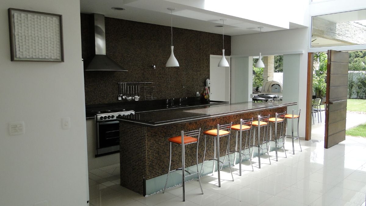 The kitchen features a long kitchen island with a counter table.