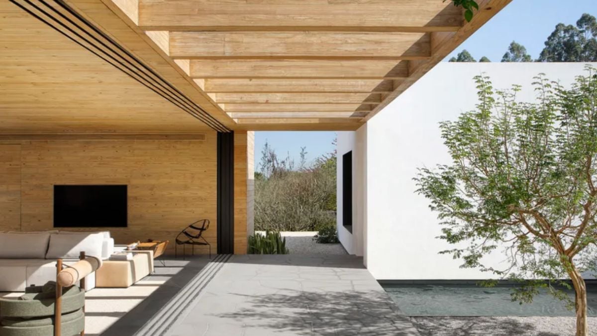 The veranda preaches the concept of total integration, with a dining room and TV room.