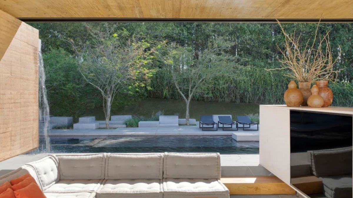 The veranda was created with a large masonry sofa and opens completely to the outside area.
