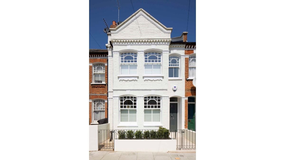 This geometry is used for the back extension, and the shift in width is accommodated by sloping zinc roofs.