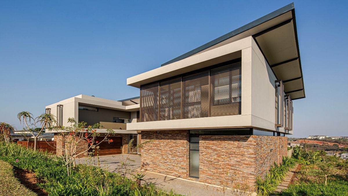 As you can see, the house's façade is composed of a variety of materials, including stone, bricks, cement, steel, wood, and glass.