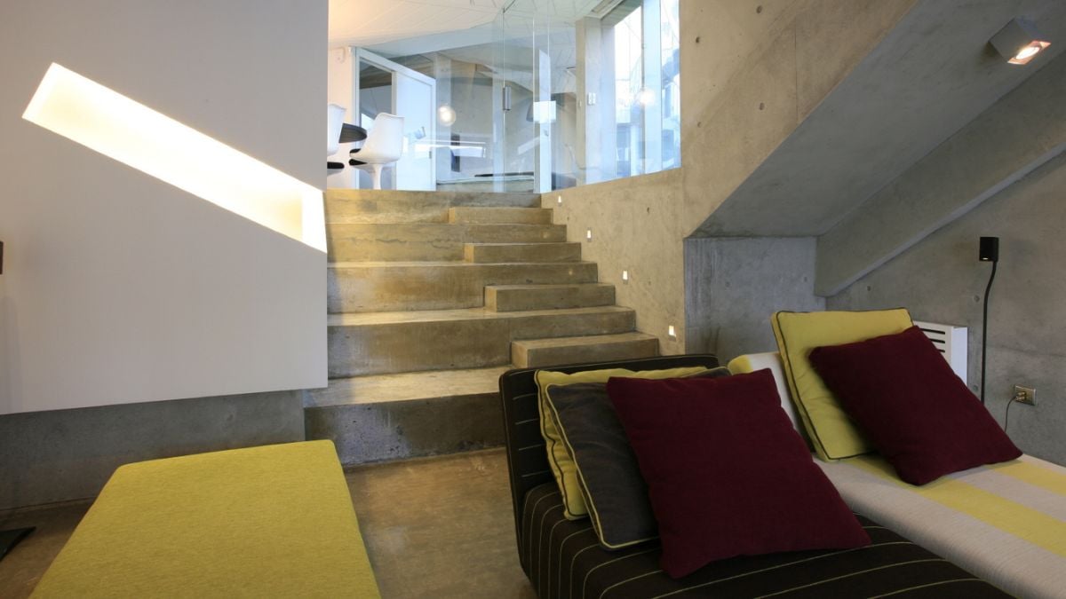 It is good to have concrete characteristics and white walls and ceiling.