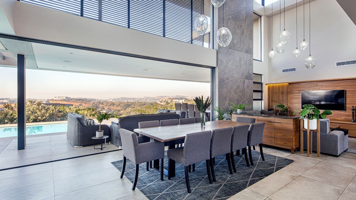 The eating area has a fantastic view of the courtyard and faces it.