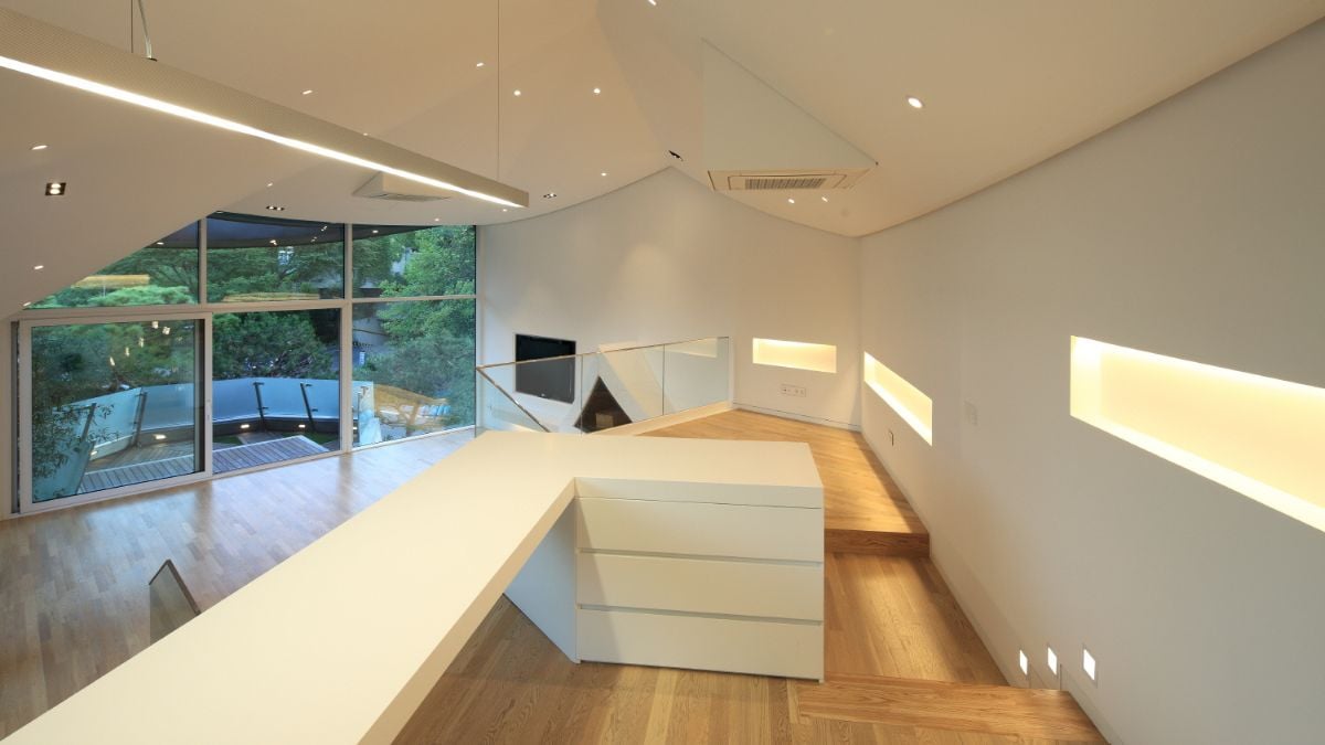 With a spatial story, it is possible to utilize a touring and penetrative program, and the workplace can function as a "pavilion" space with an extension.