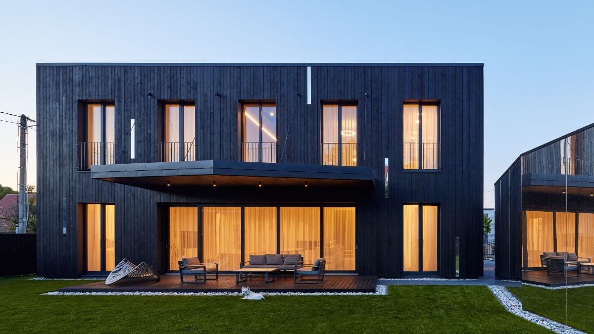 A hanging terrace roof that corresponds to the overall composition of the house.