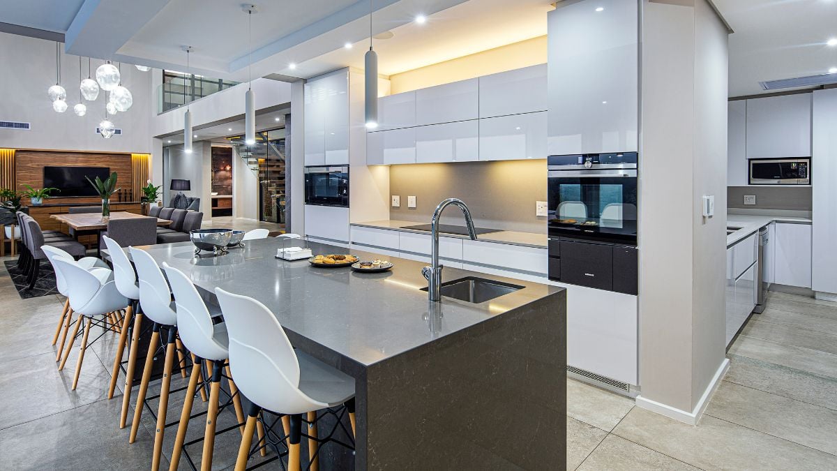 Through the glass wall, natural light from the outside enters this space.