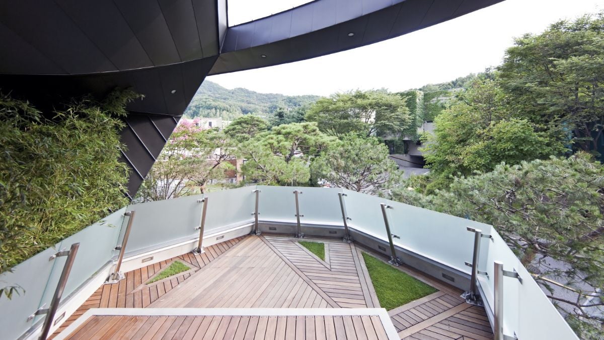 A "courtyard" incorporating natural scenery was introduced, with an introverted spatial organization, the construction of an ecological habitat, and the maximizing of land area efficiency.