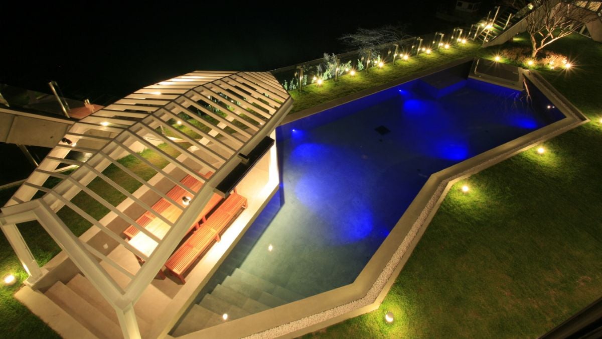 The inner court, where the swimming pool is located, is connected to both sides by tiered roof gardens.