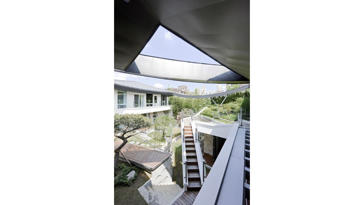 By handing down the metaphorical form of the old Korean stone wall, the pattern of the concrete wall's elliptical imperfections functions as a component that recalls the past through morphological memory.