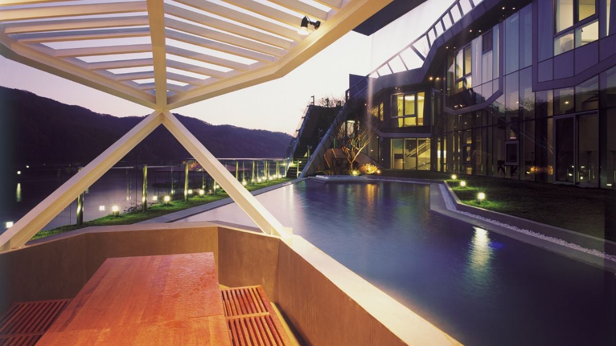 On this site, a courtyard with a water feature and vegetation was built along an irregular site line.