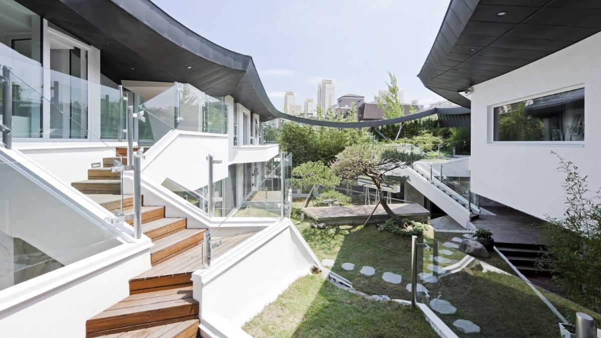 Each internal area and the courtyards on two distinct levels intersect and grow with the skip floor system, adjusting to the topography and going to a new level.