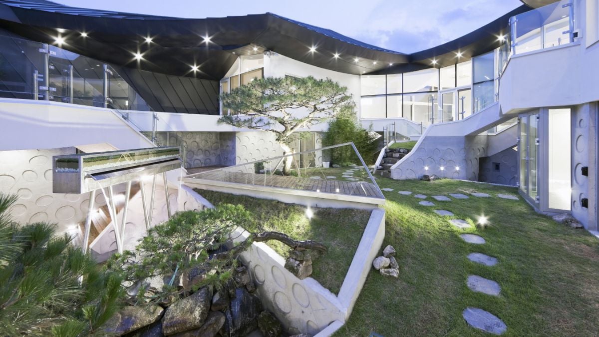It adopted an attitude of adapting to nature by guiding various spatial programs, one of the contextual characteristics of traditional architecture.