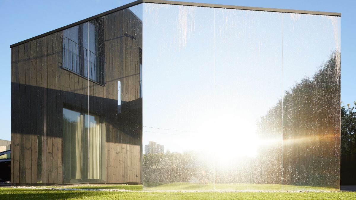 The illusion of mirrored elements around the house was intended to reflect the constantly shifting environment, although only somewhat.
