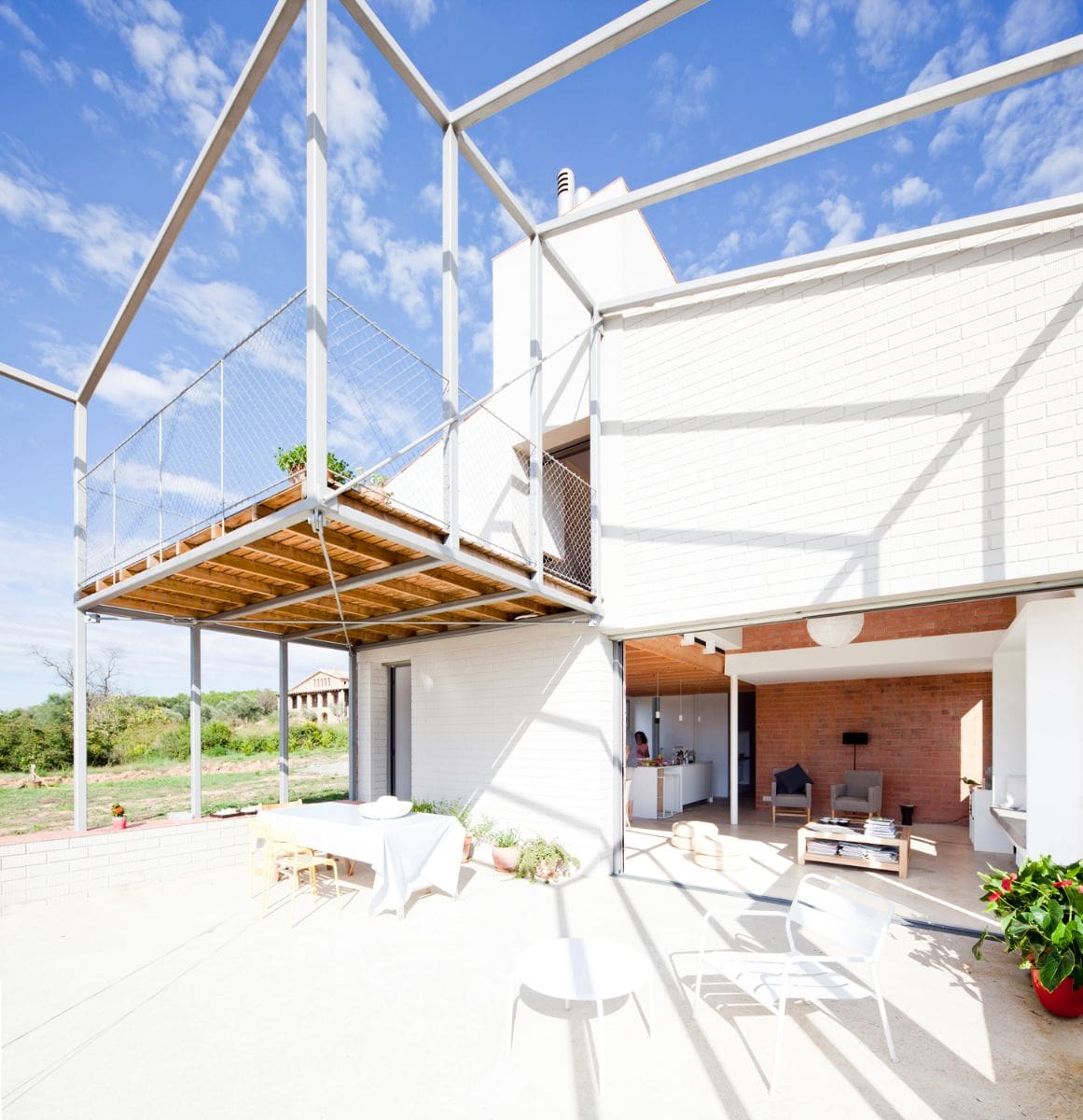 The circulation space inside the house can be understood almost as an exterior space, while the boxes, are places for being “inside”.