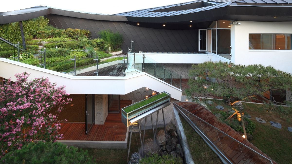 The various types of flora that surround the house give it a natural atmosphere.