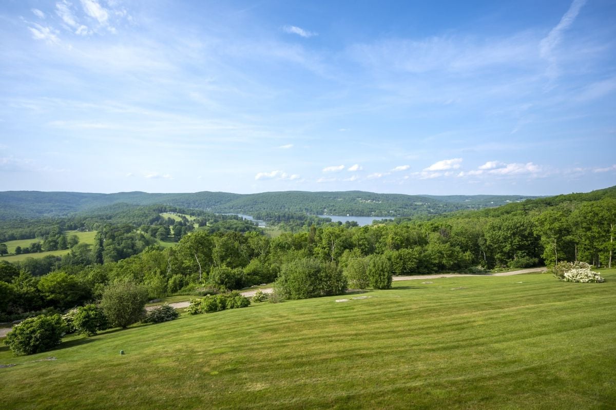 The view of the surroundings and the lake.