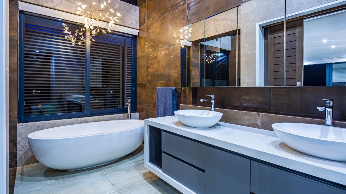This stylish bathroom is equipped with all the necessities and has industrial air elements.