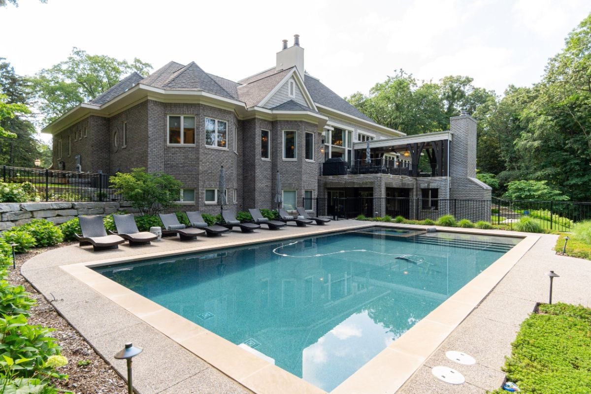 The house features a swimming pool and sunloungers for relaxation.