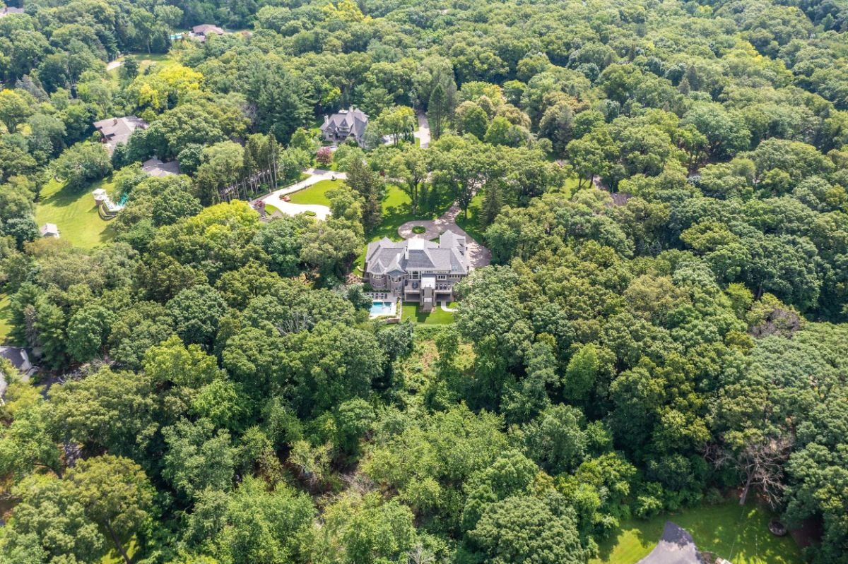 The aerial view of the house and its neighbors.