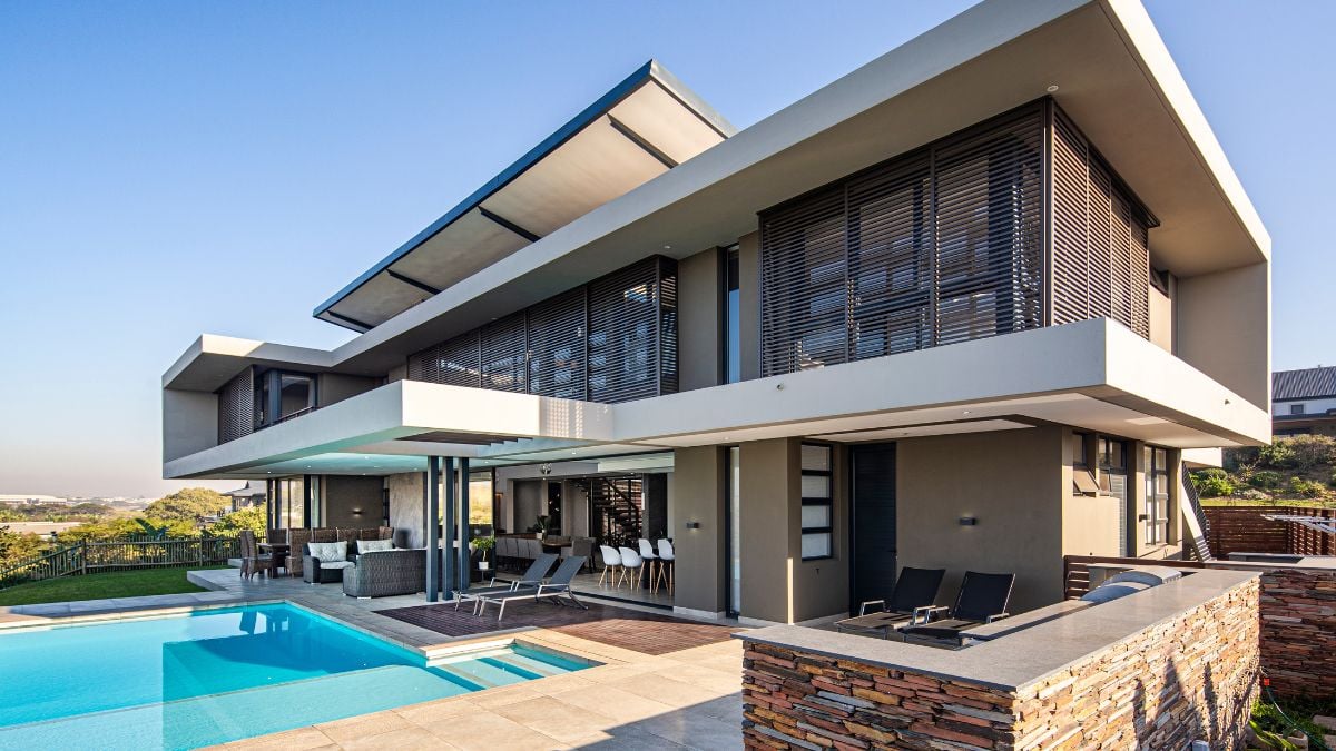 The house's delicate architectural details work together to give it a feeling of lightness and definite movement as it seems to "take off" in the direction of the infinite views.