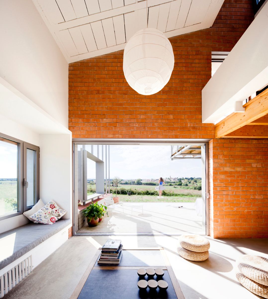 The height of the common spaces, and their direct relationship with the outside, make you feel as if you were in an open space all the time, enjoying the surrounding landscape and nature.