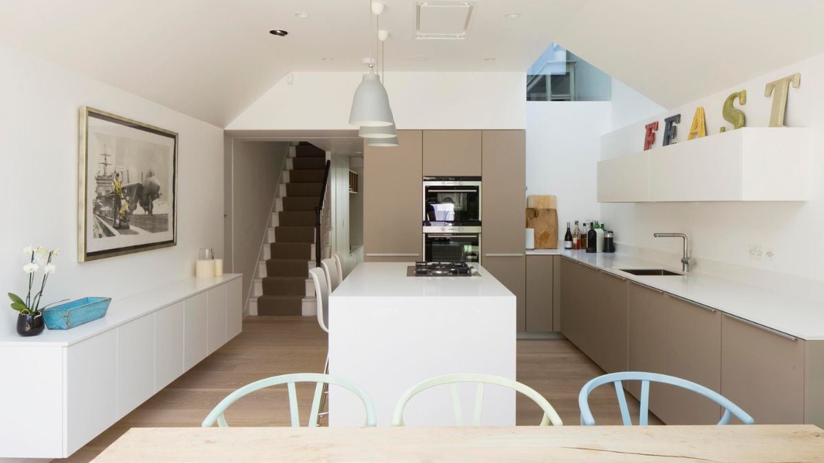 For the rear elevation, a combination of glazed and matte white bricks were chosen, which are complemented by cedar decking, planters, and white concrete steps.
