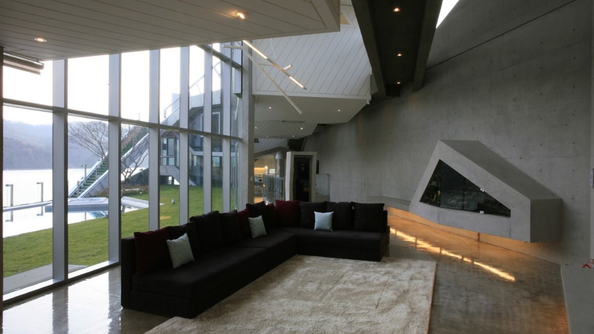 Naturally, every room in this site-shaped bulk is oriented toward the beautiful surroundings.