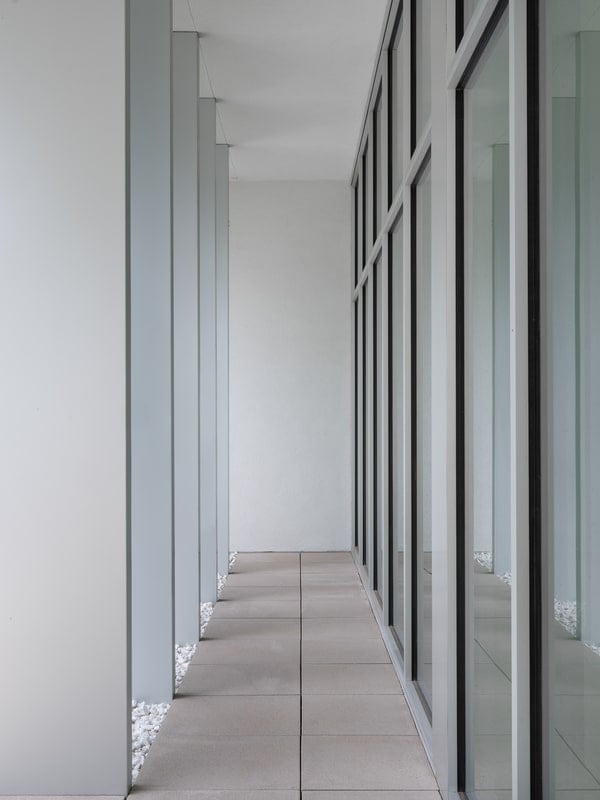 A rigid 4’ grid serves to organize view corridors and private moments represented by clear glazing and anodized aluminum panels, respectively.