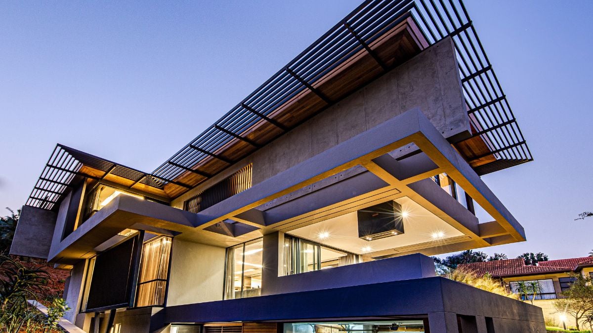 The home nevertheless reflected the new owners' distinct preferences, objectives, and desire for a modern, dynamic architectural aesthetic.