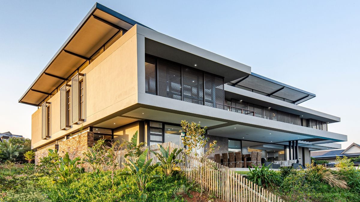 A square-shaped site that includes all of the necessary living space and maximizes the buildable area.