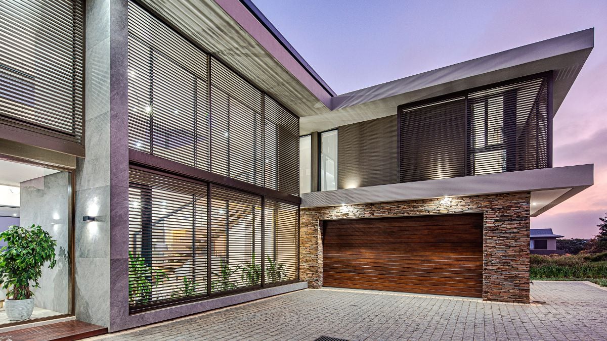 The house's architecture has a modern vibe to it because to its straightforward forms and light material palette.