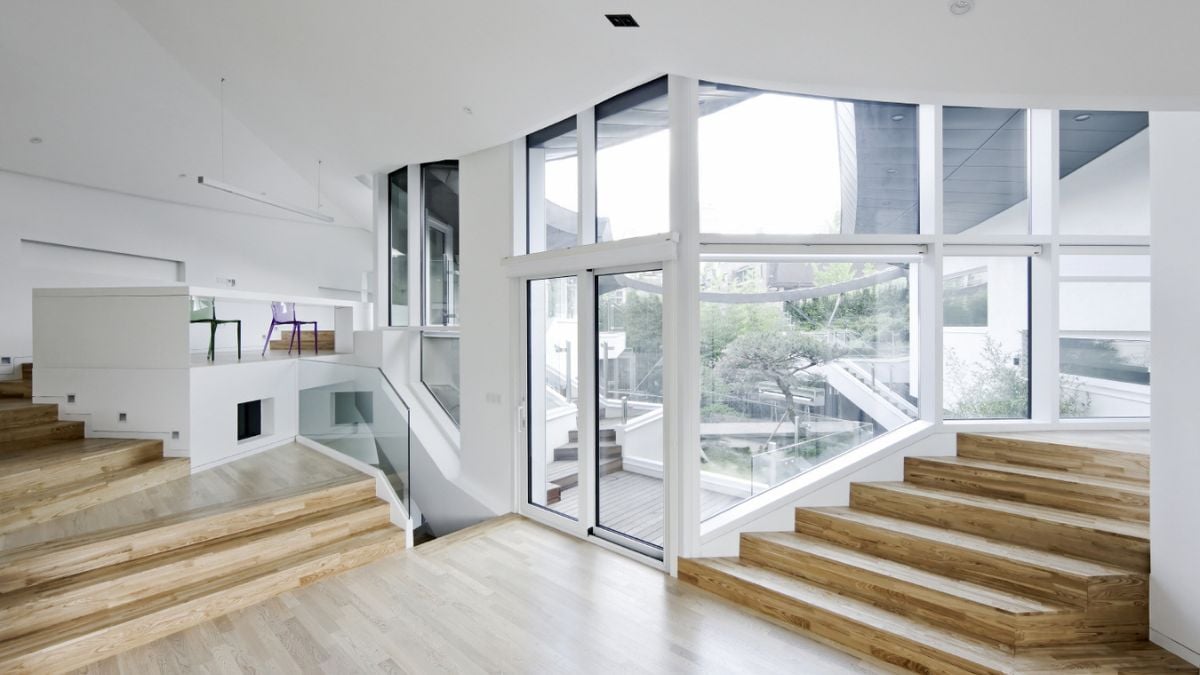 Wooden floors, white-painted ceilings and walls, and glass walls make up the interior's simple design, which fits nicely as you move around.