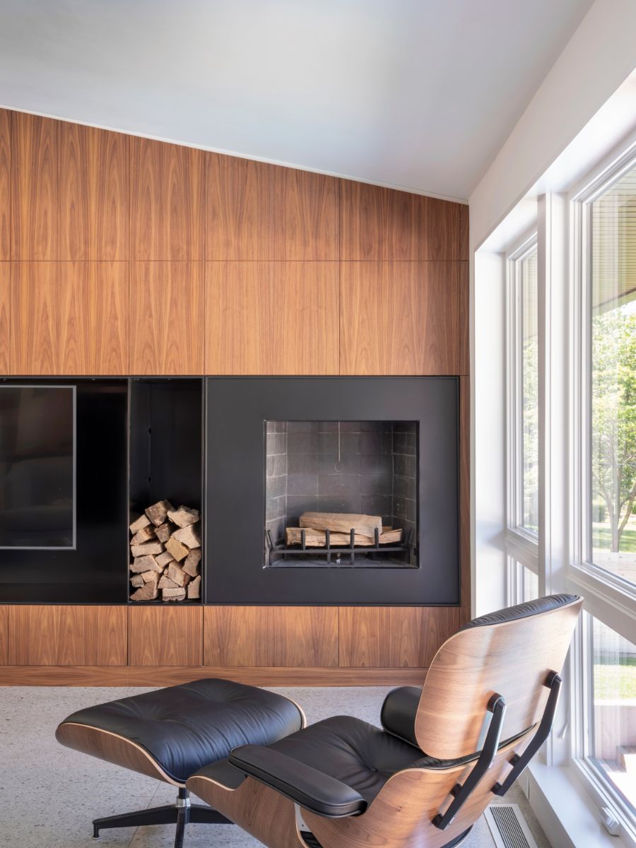 The warm and cozy sensation provided by the hardwood fireplace mounted in the family room shelf.
