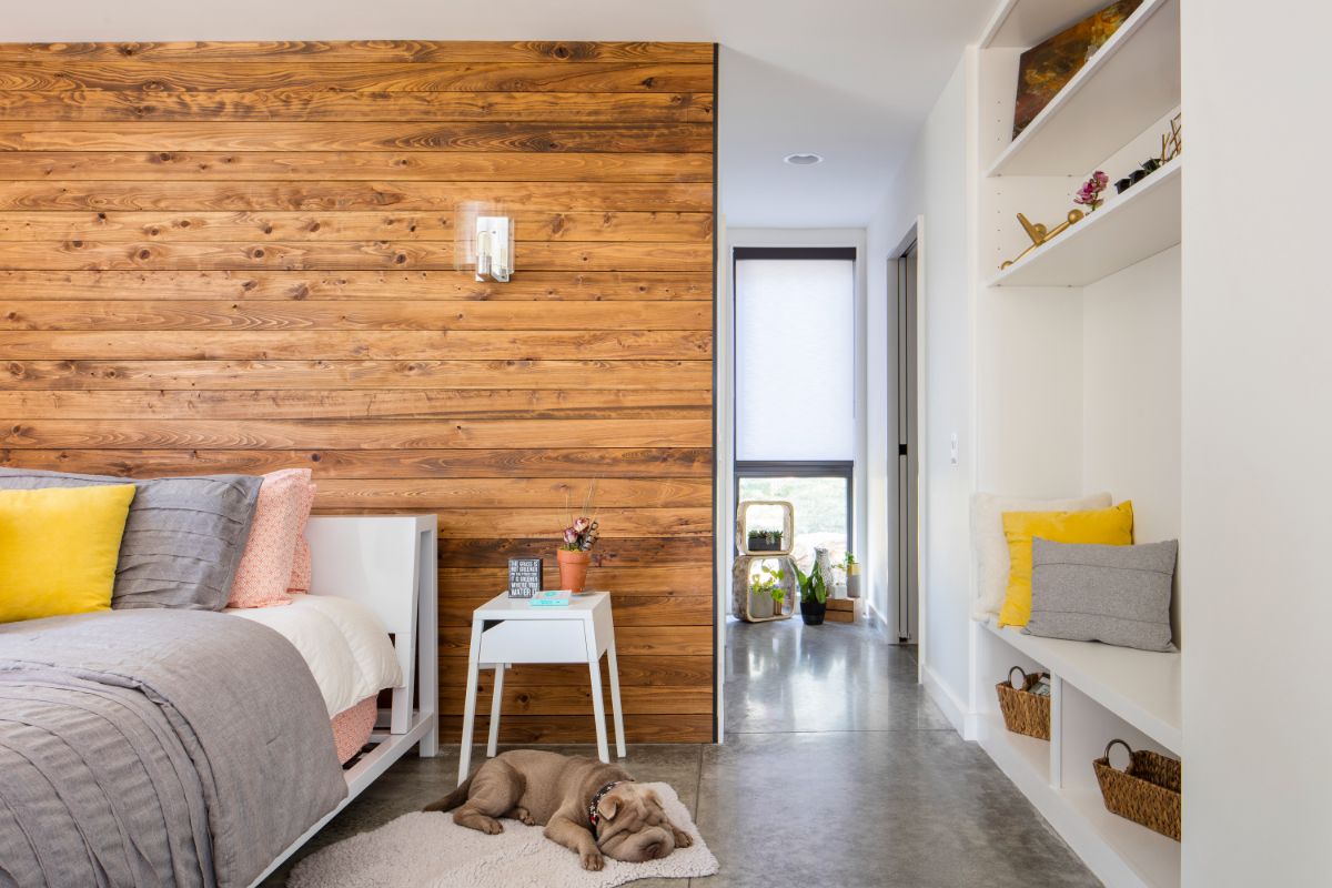 A bedroom inside the contrasted crisp, white stucco volume.