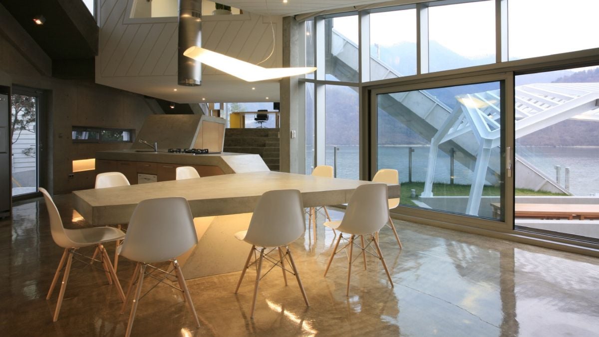 The main impression of the interior space of this house is created by the lines of the stepped roof gardens and the bottom line of the inner court.