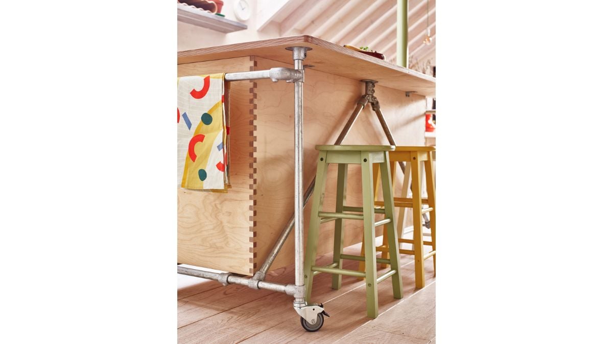 An island supported by scaffolding may be moved out of the way if necessary thanks to its wheels.