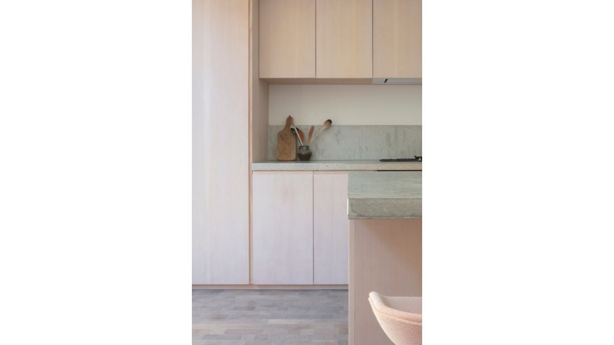 It has hardwood cabinets with elements that are aesthetically pleasing.