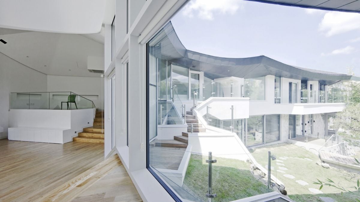 Due to the glass walls, the living area is spacious and bright.