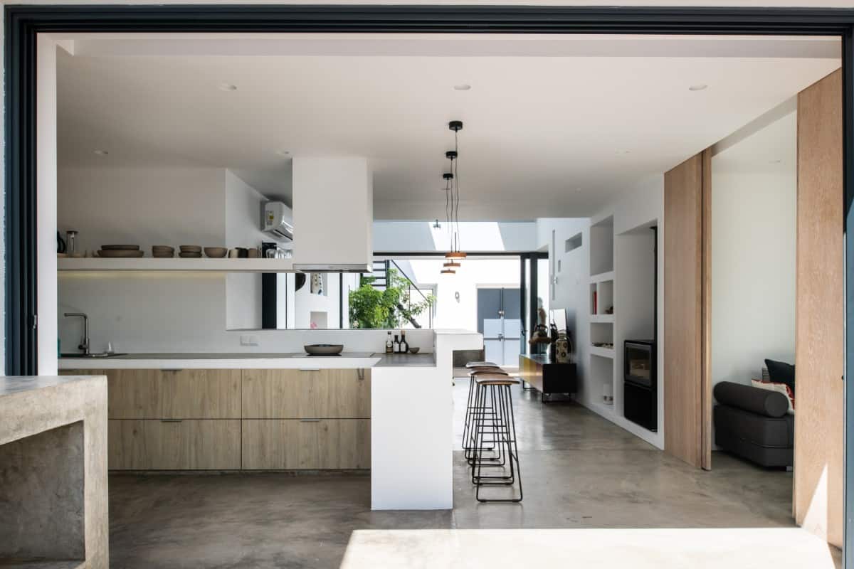 Inside, an open layuot combines the kitchen, dining area, and living room.