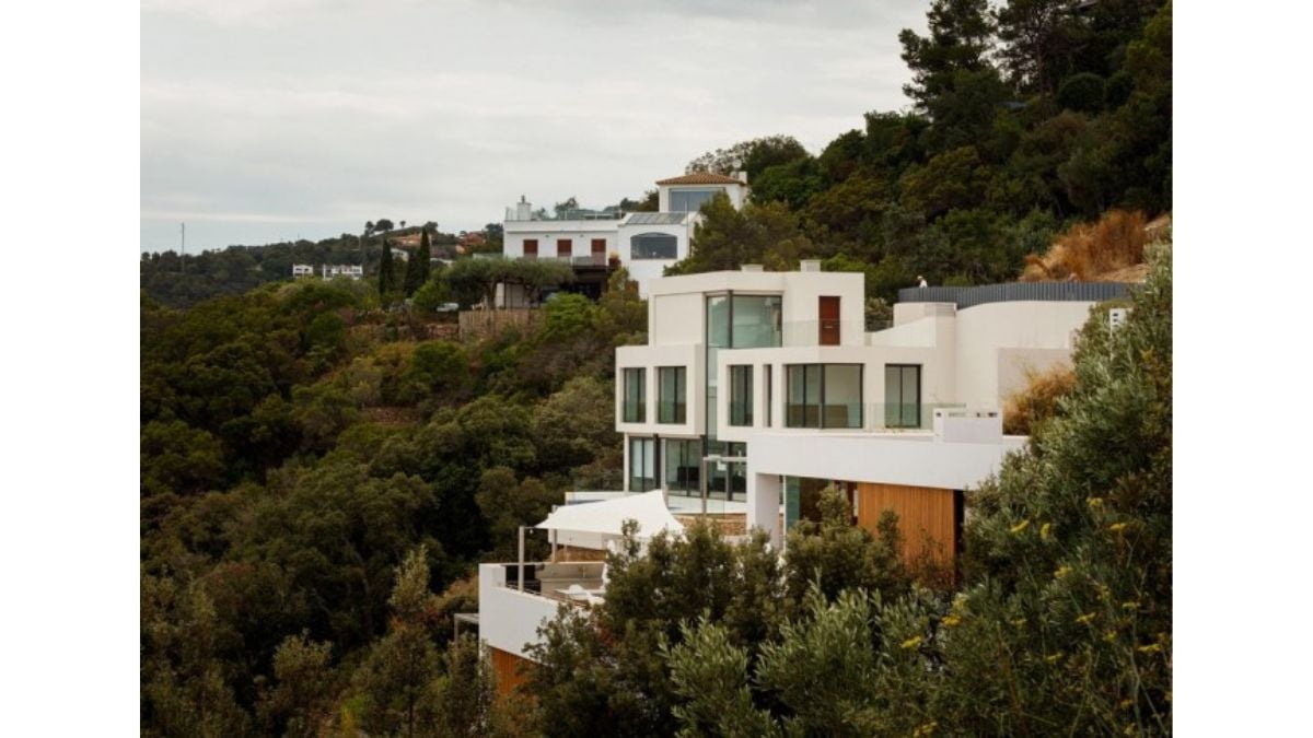 The stunning outside landscape and the architectural architecture go hand in hand.
