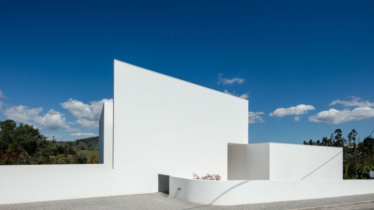 The Gafarim House presents the street with opaque, massive volumes.