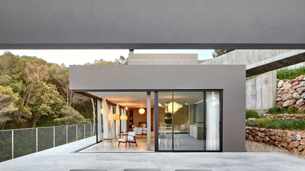 The construction is well-built using a mix of glass, cement, and pebbles.