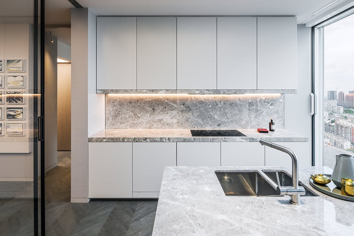 The kitchen worktops are made of grainy Chinese marble.