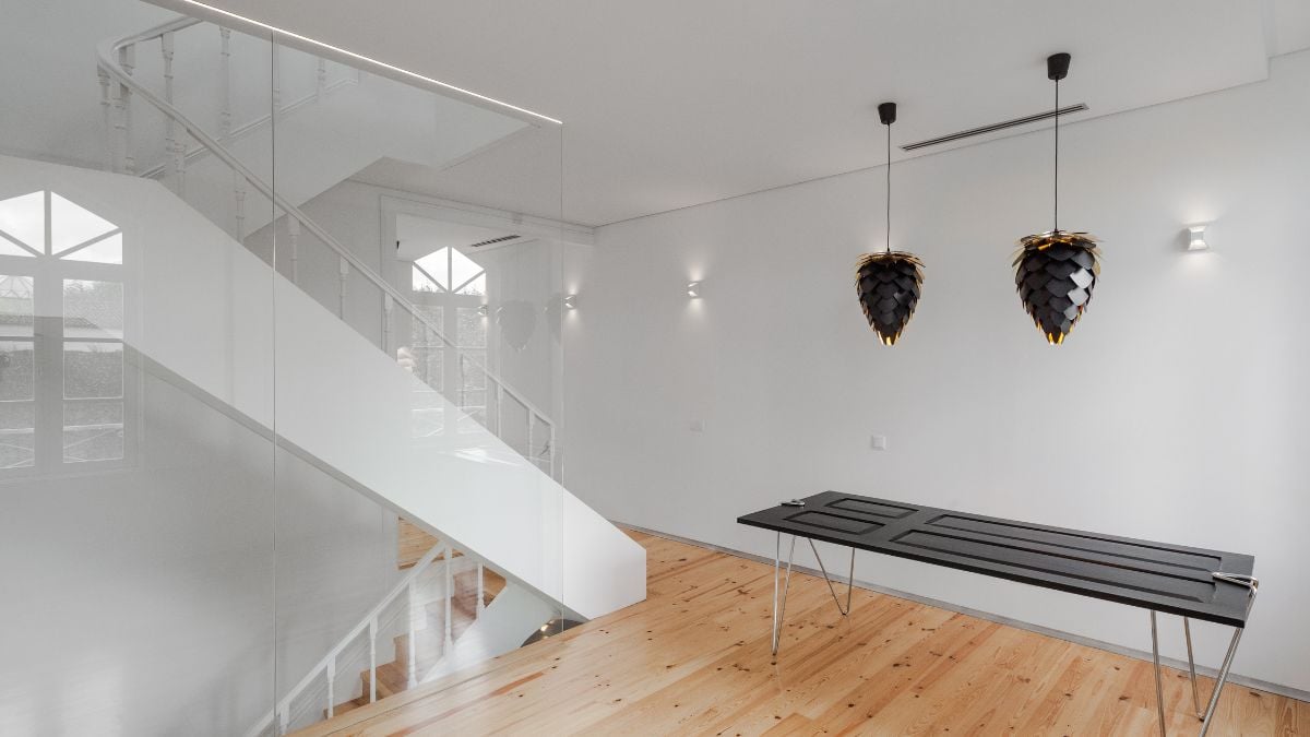 Generating a daylight-filled open floor space.