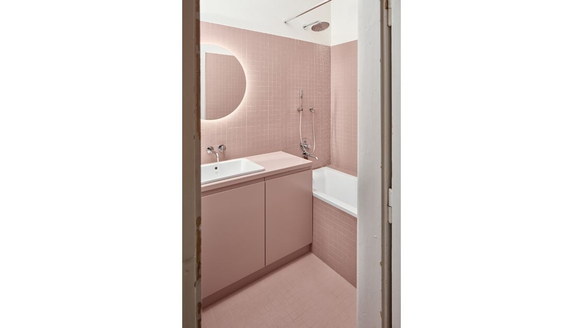 The flat was decorated with round mirrors and light fixtures to give it a gentler atmosphere.