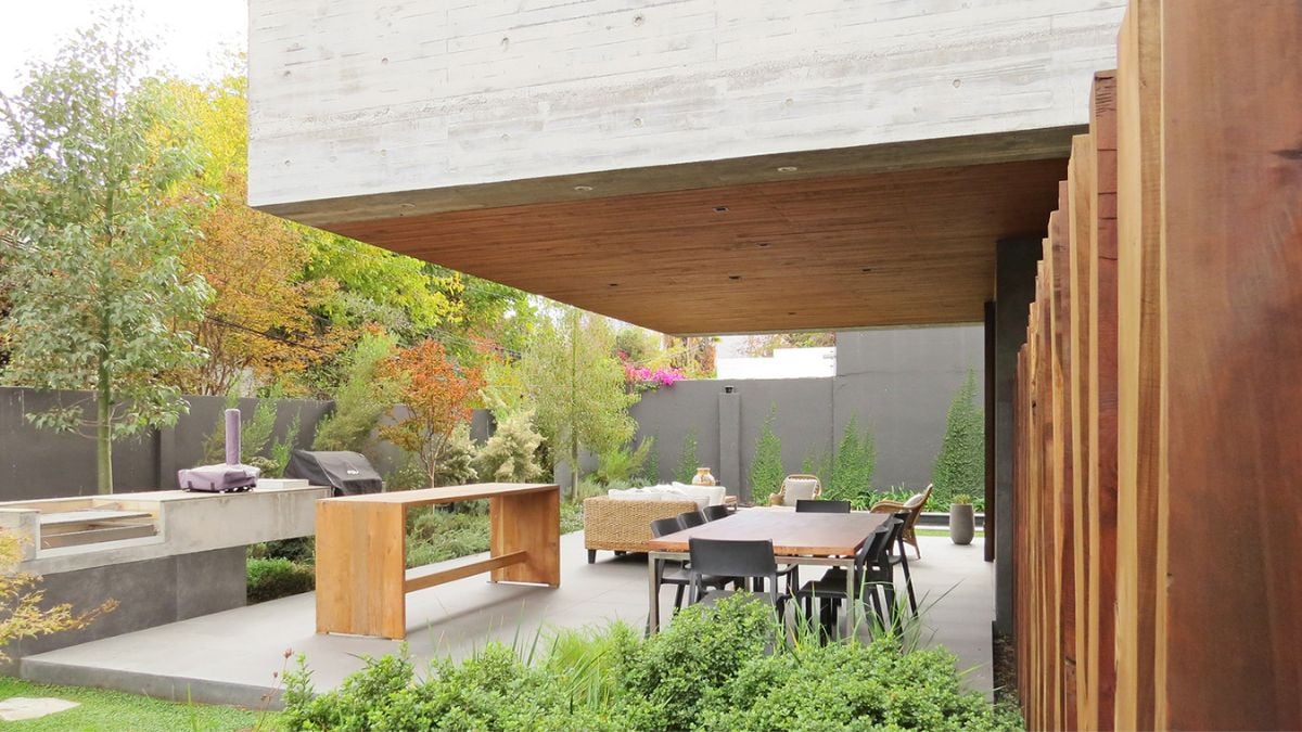 The building materials and the wonderful view from a sizable inner patio, in addition to a sizable window with a view of the front yard.