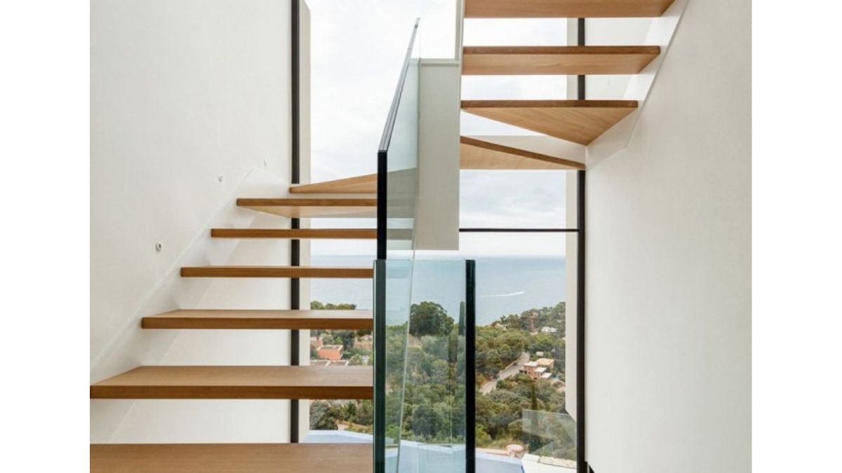 You cannot miss the outside environment that is visible through glass walls as you make your way upstairs.