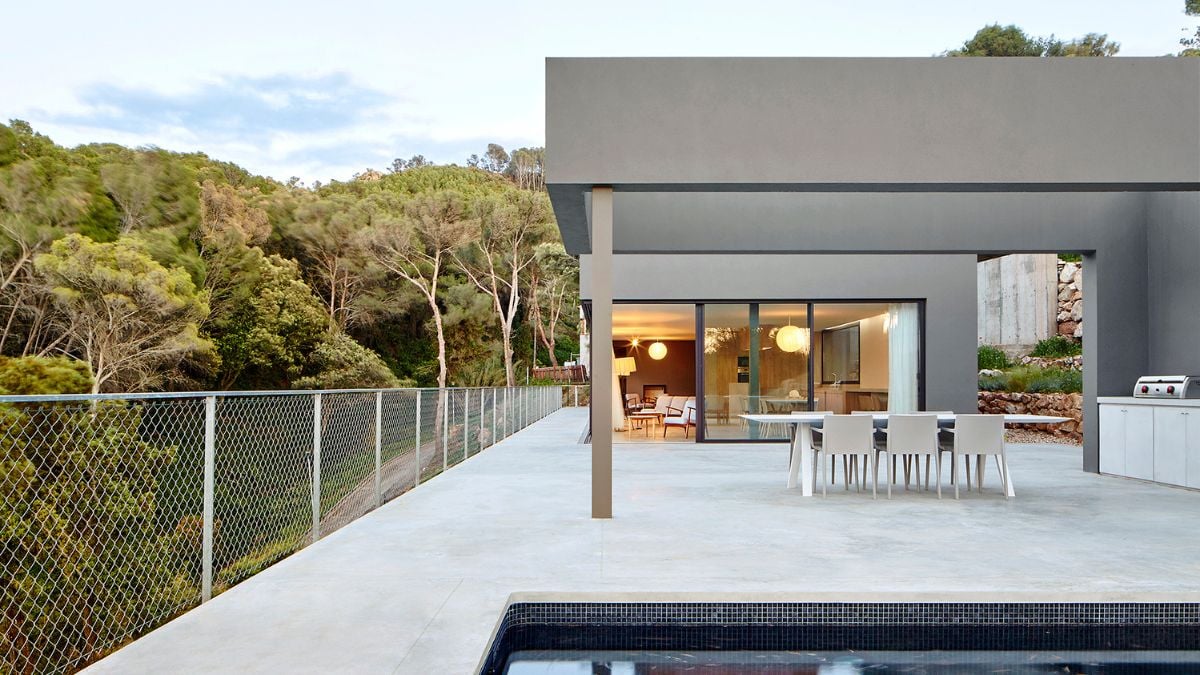 The corner of the ground floor reveals itself to be entirely open to the sea and features a patio with a pool and a lounge area.