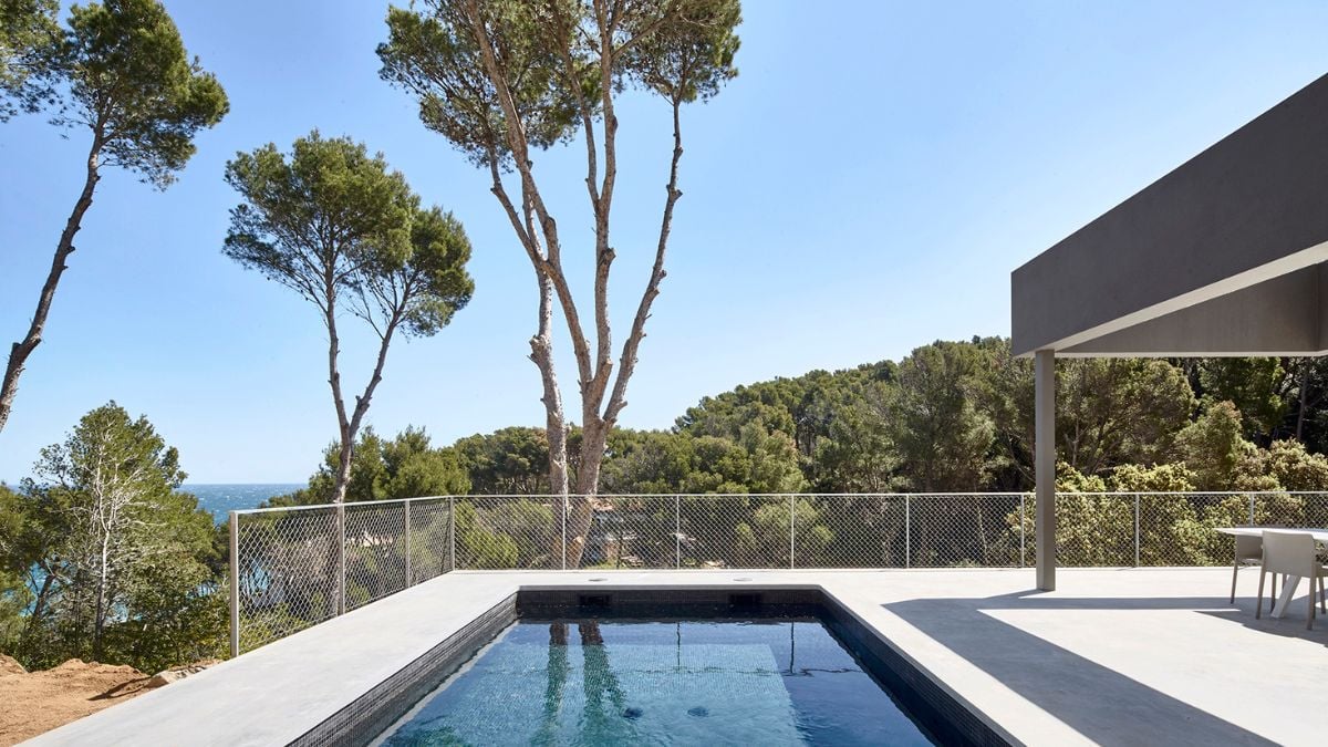 The large star of this house benefits from the materiality of the balcony railing's openwork design.