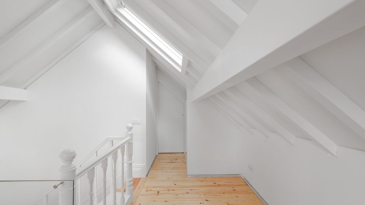 The protagonist of the sleeping quarters, which can be reached by ascending the final, small flight of steps, is the roof, whose structure was left visible while being painted white.